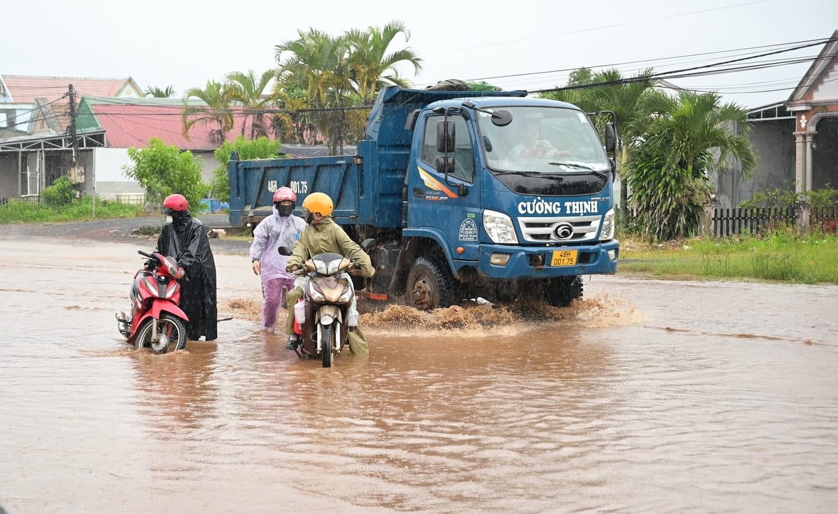 Nhiều xe máy xảy ra va chạm và bị chết máy giữa đường do ngập nước. Ảnh: Phạm Hoài.