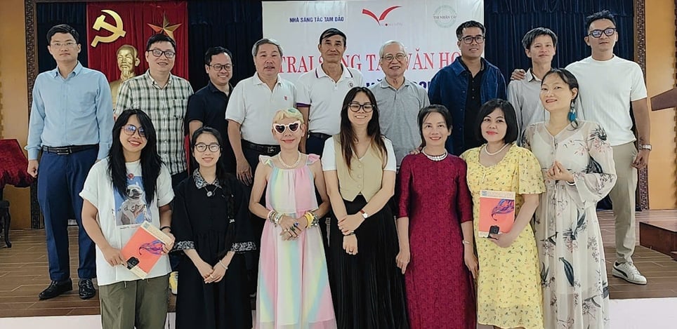 Các nhà văn tham dự Trại sáng tác truyện ngắn Đường Văn 2025. Ảnh: Ngô Đức Hành.