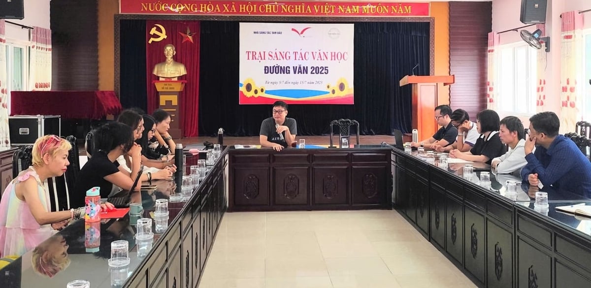 Nhà văn, đại tá Nguyễn Đình Tú chủ trì buổi họp chuyên đề về phương pháp sáng tác. Ảnh: Ngô Đức Hành.