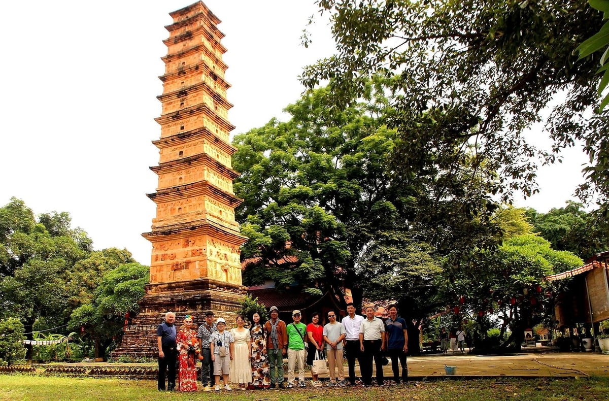 Các nhà văn tham dự Trại sáng tác truyện ngắn Đường Văn 2025 đi thực tế. Ảnh: Ngô Đức Hành.