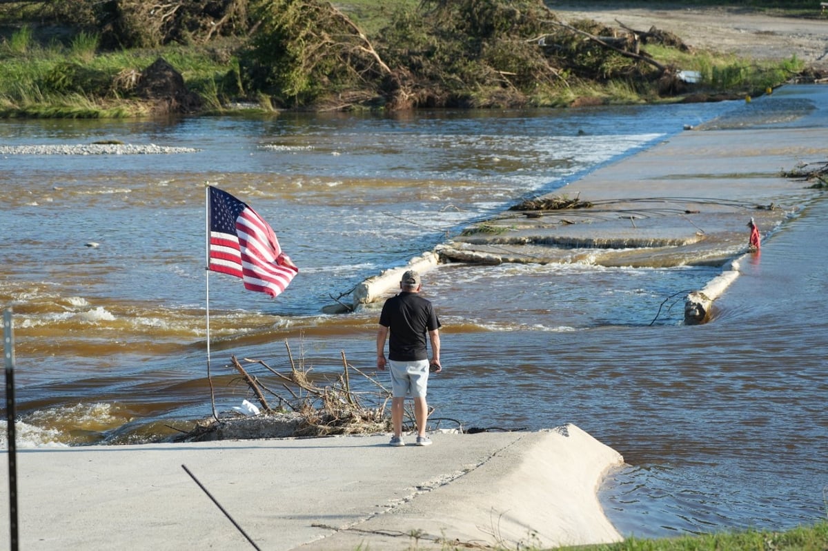 Người dân quay lại bờ sông Guadalupe sau khi lũ lụt lịch sử rút đi ở Ingram, Texas, vào ngày 8/7 Ảnh: Getty Images. Người dân quay lại bờ sông Guadalupe sau khi lũ lụt lịch sử rút đi ở Ingram, Texas, vào ngày 8/7 Ảnh: Getty Images.