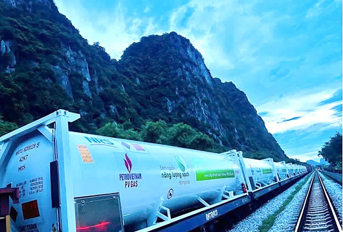 Chuyến tàu hỏa đầu tiên đưa LNG từ Nam ra Bắc. Ảnh: PV GAS. Chuyến tàu hỏa đầu tiên đưa LNG từ Nam ra Bắc. Ảnh: PV GAS.