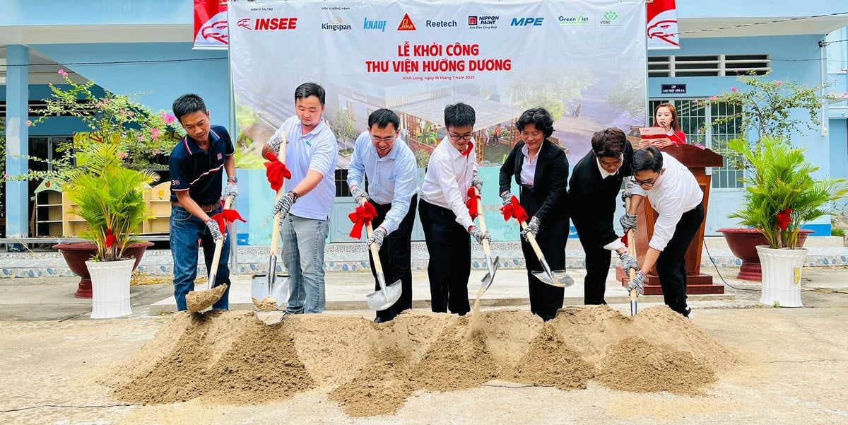 INSEE cùng đại diện Trung tâm Hỗ trợ Phát triển Giáo dục Hòa nhập tỉnh Vĩnh Long, các đối tác và nhóm tác giả dự án thực hiện nghi thức khởi công Thư viện Hướng Dương. Ảnh: Khánh Loan. INSEE cùng đại diện Trung tâm Hỗ trợ Phát triển Giáo dục Hòa nhập tỉnh Vĩnh Long, các đối tác và nhóm tác giả dự án thực hiện nghi thức khởi công Thư viện Hướng Dương. Ảnh: Khánh Loan.
