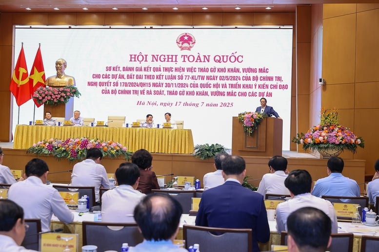 Thủ tướng Phạm Minh Chính yêu cầu các bộ, ngành, địa phương tiếp tục cập nhật số liệu trên Cổng thông tin của Ban Chỉ đạo; rà soát, tổng hợp, phân loại, phân tích, đánh giá các dự án. Ảnh: VGP/Nhật Bắc.