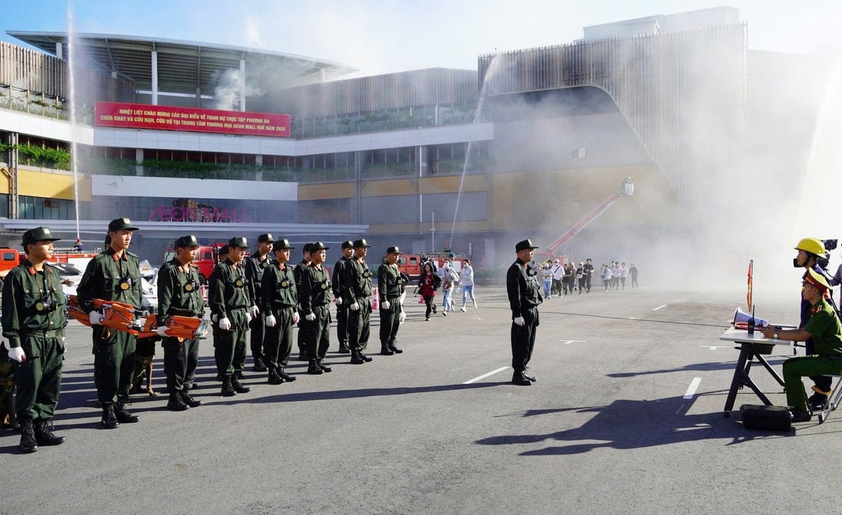 Tham dự có Thiếu tướng Nguyễn Đình Hoàn - Phó Cục trưởng Cục Cảnh sát Phòng cháy, chữa cháy và cứu nạn, cứu hộ (Bộ Công an), đồng chí Hoàng Hải Minh - Phó Chủ tịch UBND TP Huế - Trưởng Ban chỉ đạo thực tập phương án, Đại tá Nguyễn Viết Hoàng - Phó Giám đốc Công an TP Huế - Phó Trưởng ban chỉ đạo thực tập phương án cùng đại diện lãnh đạo các sở, ngành và các đơn vị địa phương có liên quan. Tham dự có Thiếu tướng Nguyễn Đình Hoàn - Phó Cục trưởng Cục Cảnh sát Phòng cháy, chữa cháy và cứu nạn, cứu hộ (Bộ Công an), đồng chí Hoàng Hải Minh - Phó Chủ tịch UBND TP Huế - Trưởng Ban chỉ đạo thực tập phương án, Đại tá Nguyễn Viết Hoàng - Phó Giám đốc Công an TP Huế - Phó Trưởng ban chỉ đạo thực tập phương án cùng đại diện lãnh đạo các sở, ngành và các đơn vị địa phương có liên quan.