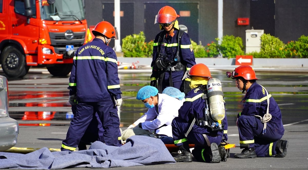 Ngay sau đó, lực lượng điều tra, xử lý cháy nổ bao gồm lực lượng của văn phòng cơ quan Cảnh sát điều tra, Phòng Kỹ thuật hình sự, Phòng Cảnh sát Phòng cháy, chữa cháy và Cứu nạn, cứu hộ Công an thành phố, Viện kiểm sát nhân dân thành phố triển khai lực lượng, phương tiện bảo vệ hiện trường cháy, triển khai khám nghiệm hiện trường và điều tra nguyên nhân vụ cháy. Ngay sau đó, lực lượng điều tra, xử lý cháy nổ bao gồm lực lượng của văn phòng cơ quan Cảnh sát điều tra, Phòng Kỹ thuật hình sự, Phòng Cảnh sát Phòng cháy, chữa cháy và Cứu nạn, cứu hộ Công an thành phố, Viện kiểm sát nhân dân thành phố triển khai lực lượng, phương tiện bảo vệ hiện trường cháy, triển khai khám nghiệm hiện trường và điều tra nguyên nhân vụ cháy.