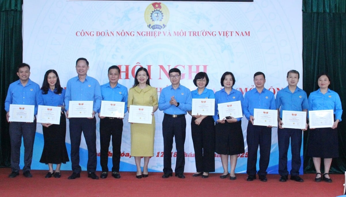 Ông Nguyễn Hà Xuyên trao Kỷ niệm chương vì sự nghiệp xây dựng tổ chức công đoàn của Tổng Liên đoàn Lao động Việt Nam cho các cá nhân có thành tích xuất sắc trong hoạt động công đoàn. Ảnh: Trung Quân. Ông Nguyễn Hà Xuyên trao Kỷ niệm chương vì sự nghiệp xây dựng tổ chức công đoàn của Tổng Liên đoàn Lao động Việt Nam cho các cá nhân có thành tích xuất sắc trong hoạt động công đoàn. Ảnh: Trung Quân.