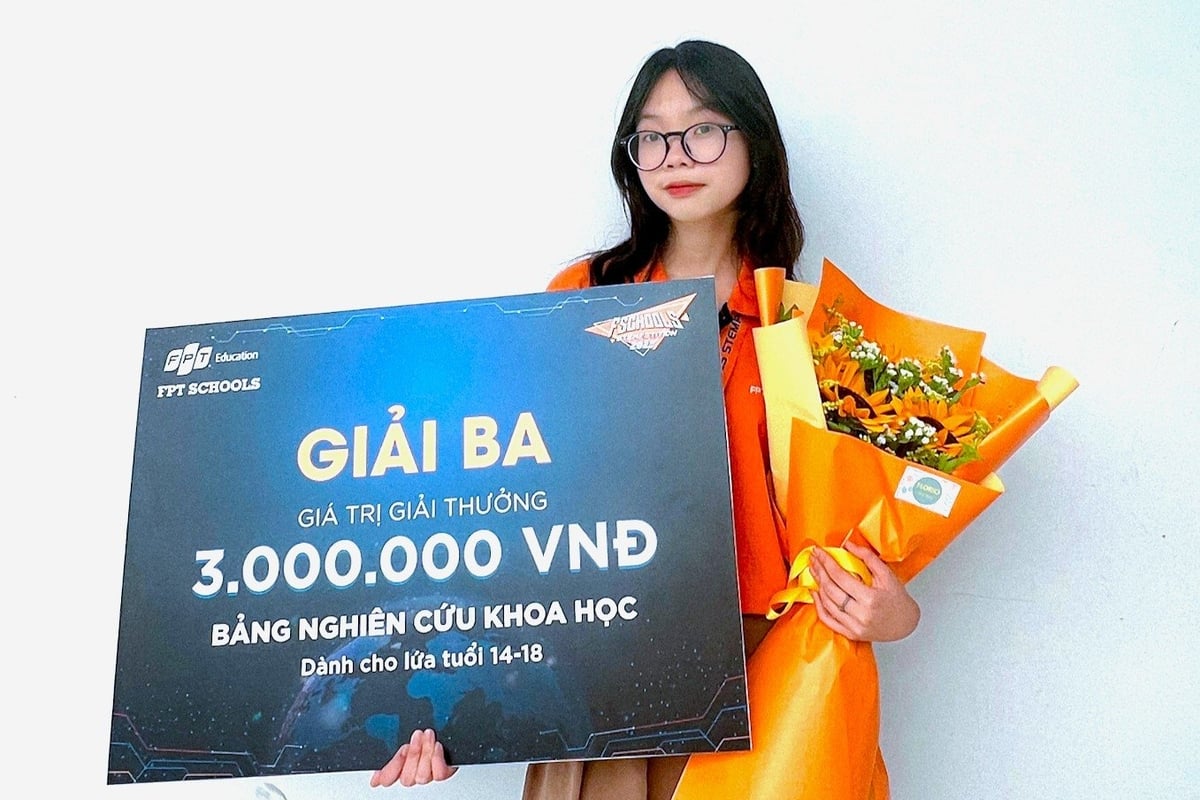 Ngoài môn Ngữ văn, Phương Nghi còn đạt 9,25 điểm ở môn thi Lịch sử và 9 điểm môn Địa lý tại kỳ thi tốt nghiệp THPT năm 2025, đưa tổng điểm khối C00 của em lên 28 điểm. Ảnh: Nhân vật cung cấp.