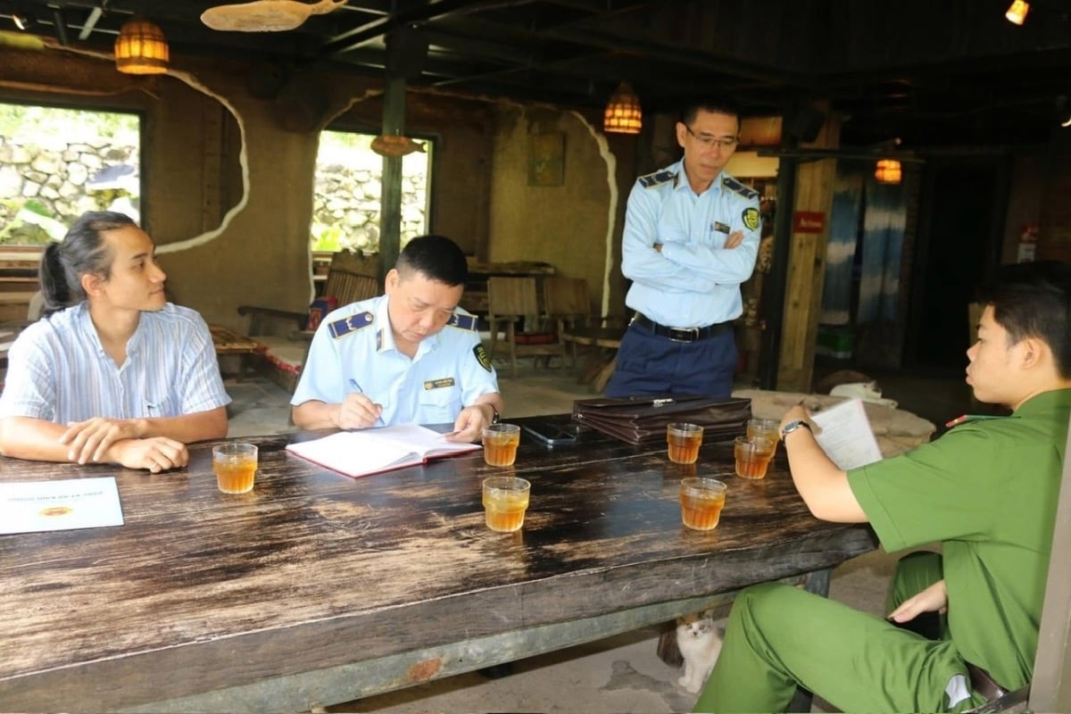 Cơ quan chức năng xã Tả Van, tỉnh Lào Cai làm việc với chủ quán Sa Mộc. Ảnh: Phạm Quỳnh. Cơ quan chức năng xã Tả Van, tỉnh Lào Cai làm việc với chủ quán Sa Mộc. Ảnh: Phạm Quỳnh.