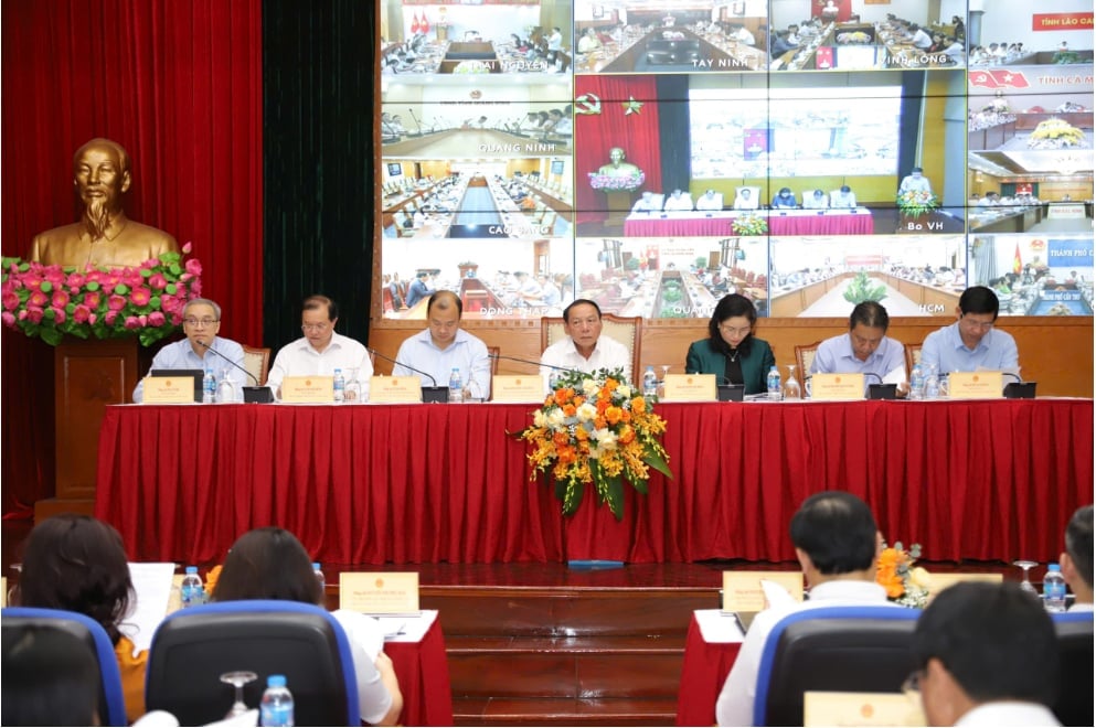 Hội nghị diễn ra trực tiếp kết hợp trực tuyến tại 35 điểm cầu (điểm cầu Trung tâm tại trụ sở Bộ VH-TT-DL và 34 điểm cầu tại UBND các tỉnh/thành phố trực thuộc Trung ương). Ảnh: Báo Văn Hoá. Hội nghị diễn ra trực tiếp kết hợp trực tuyến tại 35 điểm cầu (điểm cầu Trung tâm tại trụ sở Bộ VH-TT-DL và 34 điểm cầu tại UBND các tỉnh/thành phố trực thuộc Trung ương). Ảnh: Báo Văn Hoá.