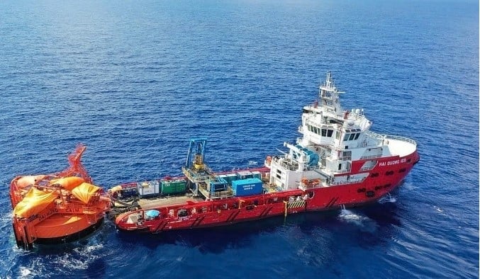 Quá trình vận chuyển phao CALM mới đến mỏ Đại Hùng. Ảnh: PVEP-POC. Quá trình vận chuyển phao CALM mới đến mỏ Đại Hùng. Ảnh: PVEP-POC.