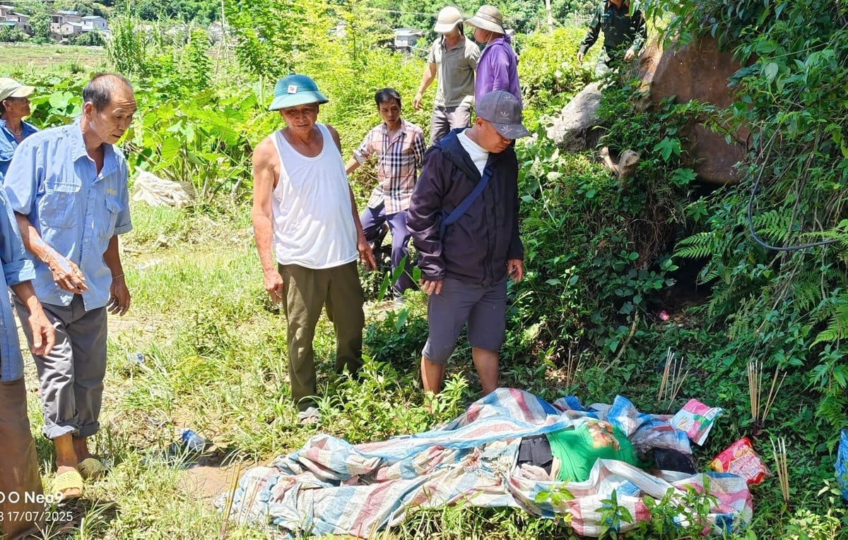 Thi thể của chị Xa Thị Tin bị lũ cuốn trôi 11km, khi đến khu vực gần đập thủy điện Suối Nhạp thì mắc kẹt lại và phát hiện và trục vớt lên. Ảnh: Đặng Minh. 