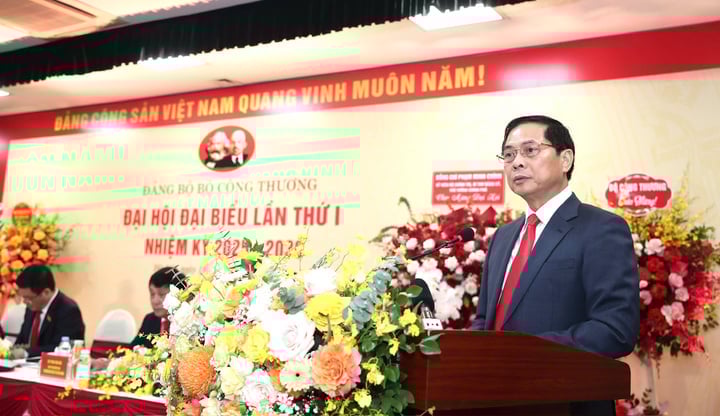 Ủy viên Trung ương Đảng, Ủy viên Ban Thường vụ Đảng ủy Chính phủ, Phó Thủ tướng Chính phủ Bùi Thanh Sơn nhấn mạnh, Bộ Công Thương đã phấn đấu 'hơn 100% sức lực', đóng góp toàn diện vào kết quả phát triển kinh tế - xã hội. Ủy viên Trung ương Đảng, Ủy viên Ban Thường vụ Đảng ủy Chính phủ, Phó Thủ tướng Chính phủ Bùi Thanh Sơn nhấn mạnh, Bộ Công Thương đã phấn đấu 'hơn 100% sức lực', đóng góp toàn diện vào kết quả phát triển kinh tế - xã hội.
