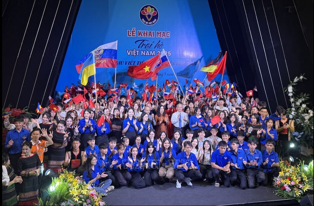 Sinh viên kiều bào giao lưu cùng các bạn đoàn viên thanh niên tỉnh Đắk Lắk. Ảnh: Nguyễn Tường Quân. Sinh viên kiều bào giao lưu cùng các bạn đoàn viên thanh niên tỉnh Đắk Lắk. Ảnh: Nguyễn Tường Quân.