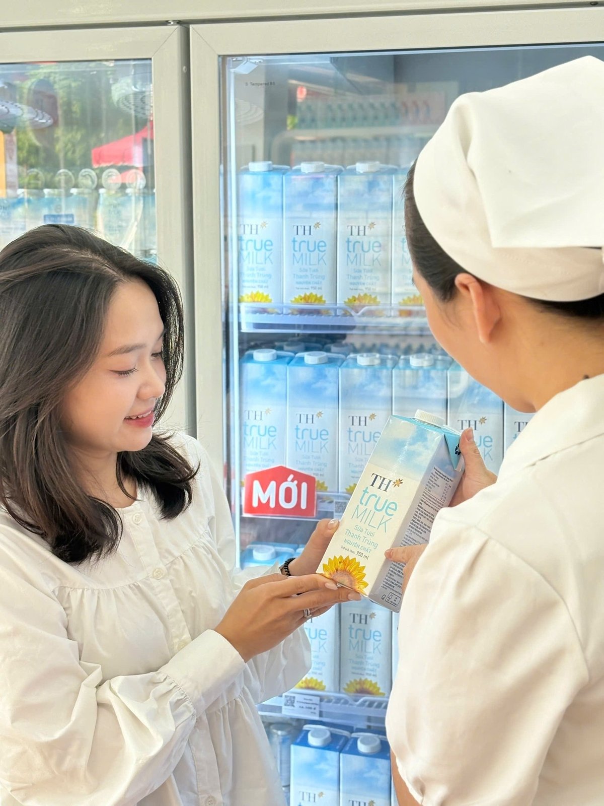 TH true MILK chính thức giới thiệu dòng Sữa tươi thanh trùng với hai phiên bản Nguyên chất và Ít đường, dung tích 950ml, hạn sử dụng lên tới 39 ngày (kể từ ngày sản xuất). Ảnh: TH true MILK. TH true MILK chính thức giới thiệu dòng Sữa tươi thanh trùng với hai phiên bản Nguyên chất và Ít đường, dung tích 950ml, hạn sử dụng lên tới 39 ngày (kể từ ngày sản xuất). Ảnh: TH true MILK.