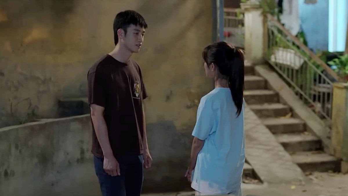 Nghĩa cho Xuân biết việc Phong đang đi xem mắt. Ảnh CMH