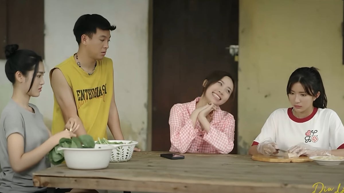 Thảo ngại ngùng khi mọi người trong xóm trọ nhắc đến Phong. Ảnh CMH