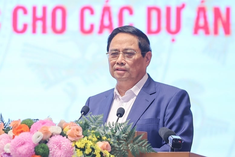 Thủ tướng Chính phủ Phạm Minh Chính phát biểu kết luận Hội nghị toàn quốc sơ kết, đánh giá kết quả thực hiện việc tháo gỡ khó khăn, vướng mắc cho các dự án, đất đai diễn ra chiều 17/7. Ảnh: VGP/Nhật Bắc.