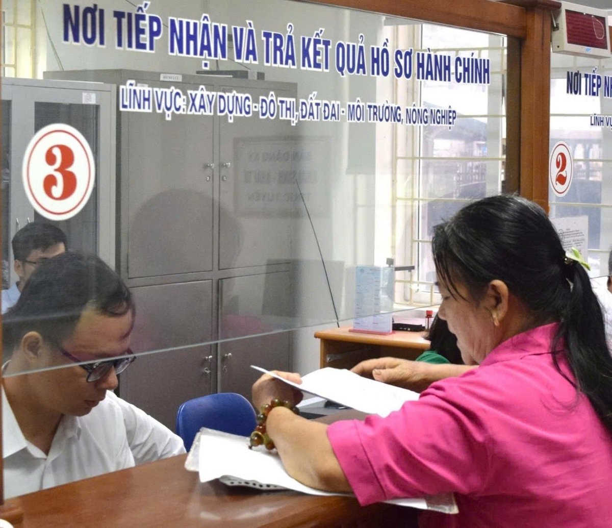 Thủ tướng giao Bộ Nông nghiệp và Môi trường rà soát, chuẩn hóa lại các thủ tục hành chính về đất đai đã công bố, bảo đảm việc thực hiện thủ tục hành chính không phụ thuộc vào địa giới hành chính trong phạm vi cấp tỉnh tại các Trung tâm phục vụ hành chính công cấp tỉnh, cấp xã. Ảnh: Trường Giang. Thủ tướng giao Bộ Nông nghiệp và Môi trường rà soát, chuẩn hóa lại các thủ tục hành chính về đất đai đã công bố, bảo đảm việc thực hiện thủ tục hành chính không phụ thuộc vào địa giới hành chính trong phạm vi cấp tỉnh tại các Trung tâm phục vụ hành chính công cấp tỉnh, cấp xã. Ảnh: Trường Giang.