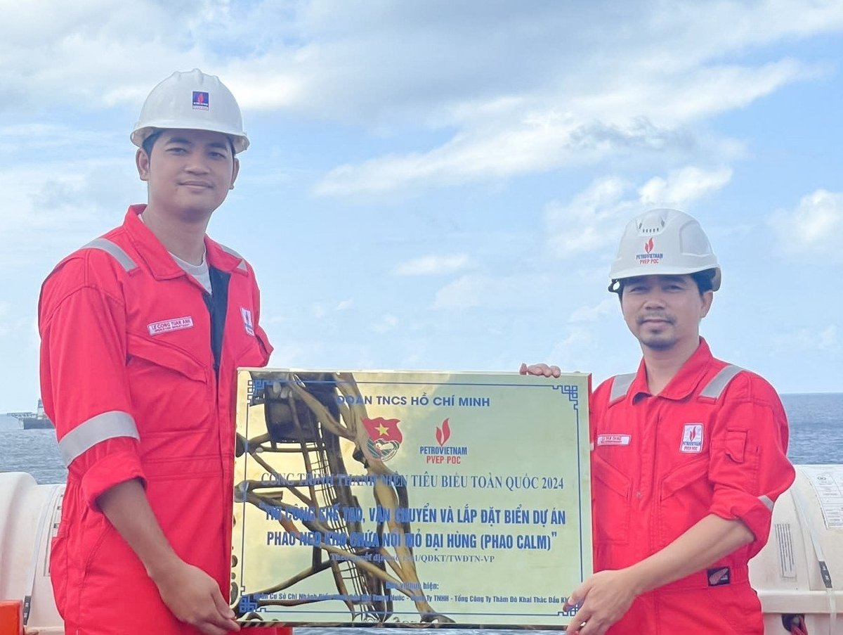 Đồng chí Lê Văn Đăng - Giàn trưởng giàn FPU Đại Hùng 01 trao biển công trình cho đồng chí Lê Công Tuấn Anh - Bí thư Đoàn Thanh niên PVEP-POC. Ảnh: PVEP-POC. Đồng chí Lê Văn Đăng - Giàn trưởng giàn FPU Đại Hùng 01 trao biển công trình cho đồng chí Lê Công Tuấn Anh - Bí thư Đoàn Thanh niên PVEP-POC. Ảnh: PVEP-POC.