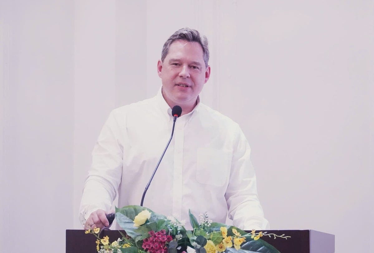 Giáo sư Michael Mehling, Phó giám đốc Trung tâm Nghiên cứu chính sách năng lượng và môi trường, Viện Công nghệ Massachusetts (MIT) cho rằng Việt Nam cần xây dựng bộ công cụ chính sách toàn diện cho hoạt động giao dịch tín chỉ carbon. Ảnh: Trung Nguyên. Giáo sư Michael Mehling, Phó giám đốc Trung tâm Nghiên cứu chính sách năng lượng và môi trường, Viện Công nghệ Massachusetts (MIT) cho rằng Việt Nam cần xây dựng bộ công cụ chính sách toàn diện cho hoạt động giao dịch tín chỉ carbon. Ảnh: Trung Nguyên.