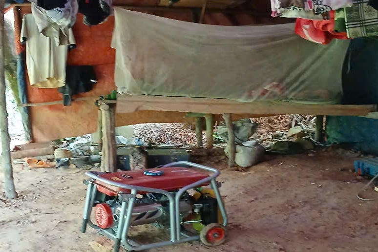Lán trại và máy móc sau đó đã được lực lượng chức năng phá hủy. Ảnh: Lực lượng chức năng cung cấp.