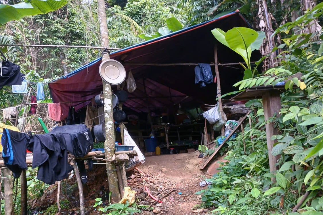 Lán trại trên của các đối tượng khai thác vàng trái phép đã bị lực lượng chức năng phá hủy. Ảnh: Lực lượng chức năng cung cấp.
