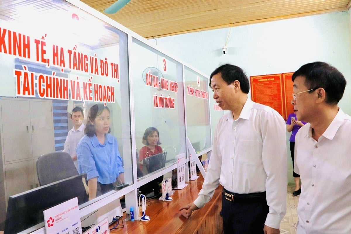 Chủ tịch UBND tỉnh Lai Châu Lê Văn Lương trao đổi với công chức làm việc tại Trung tâm Phục vụ hành chính công xã Bản Bo. Ảnh: Chanh Nguyễn.