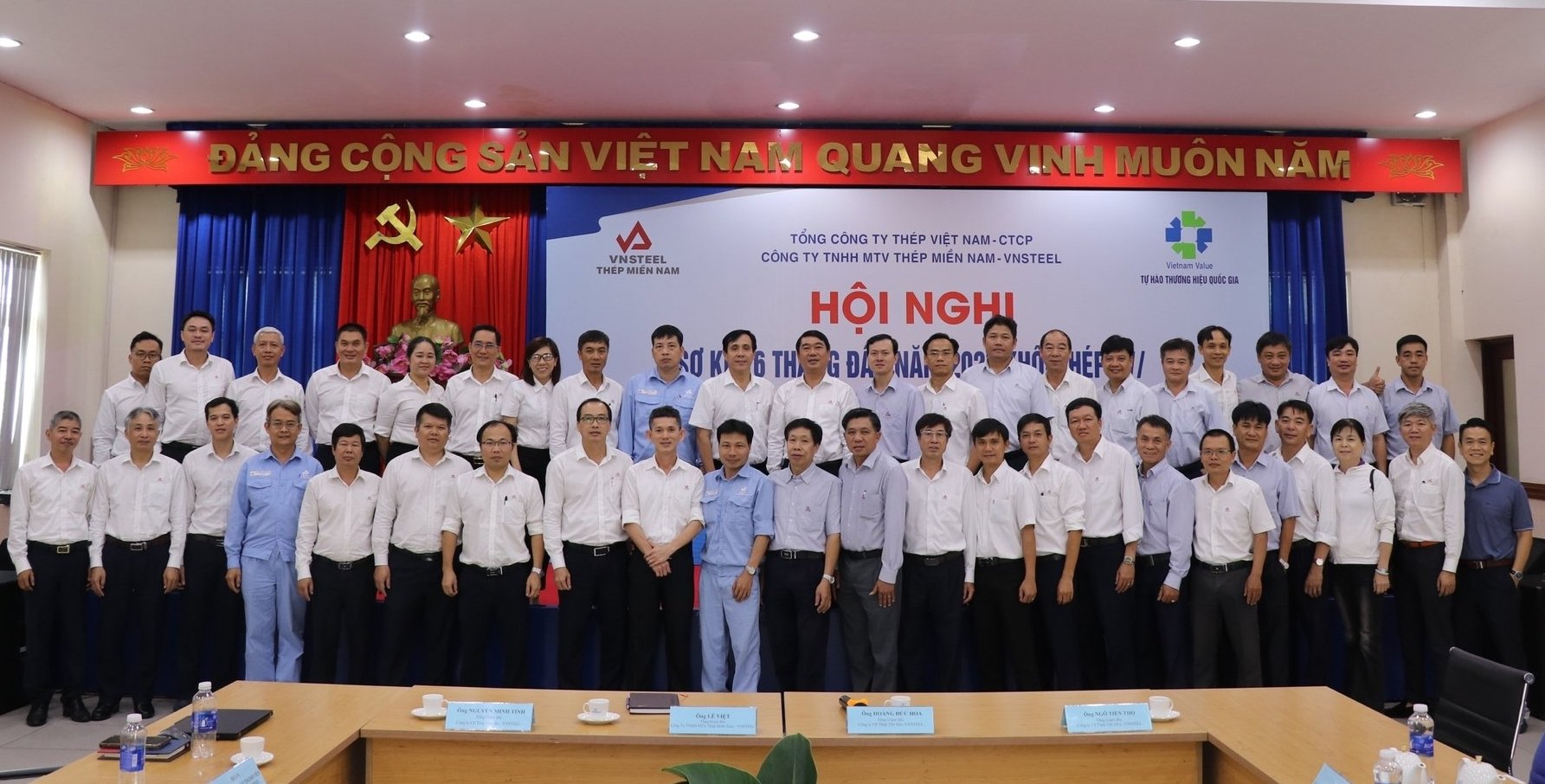 Toàn thể đại biểu tham dự Hội nghị chụp ảnh kỷ niệm, cùng quyết tâm hoàn thành mục tiêu cả năm 2025. Ảnh: PV. Toàn thể đại biểu tham dự Hội nghị chụp ảnh kỷ niệm, cùng quyết tâm hoàn thành mục tiêu cả năm 2025. Ảnh: PV.