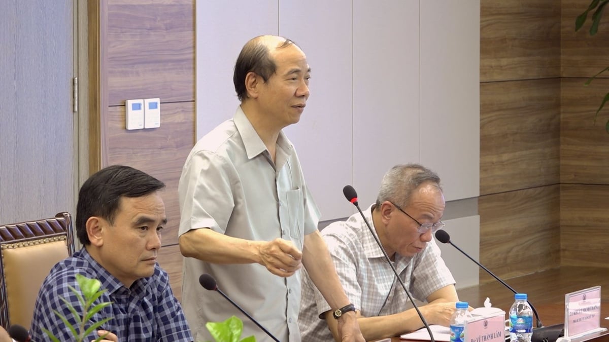 Thành viên HĐTV Tập đoàn Vũ Thành Lâm đề nghị, trong tháng 7 và quý III năm 2025 với thời tiết dự báo có thể xuất hiện mưa lớn kéo dài cần chú trọng kiểm tra phòng chống mưa bão. Ảnh: Truyền thông TKV. Thành viên HĐTV Tập đoàn Vũ Thành Lâm đề nghị, trong tháng 7 và quý III năm 2025 với thời tiết dự báo có thể xuất hiện mưa lớn kéo dài cần chú trọng kiểm tra phòng chống mưa bão. Ảnh: Truyền thông TKV.