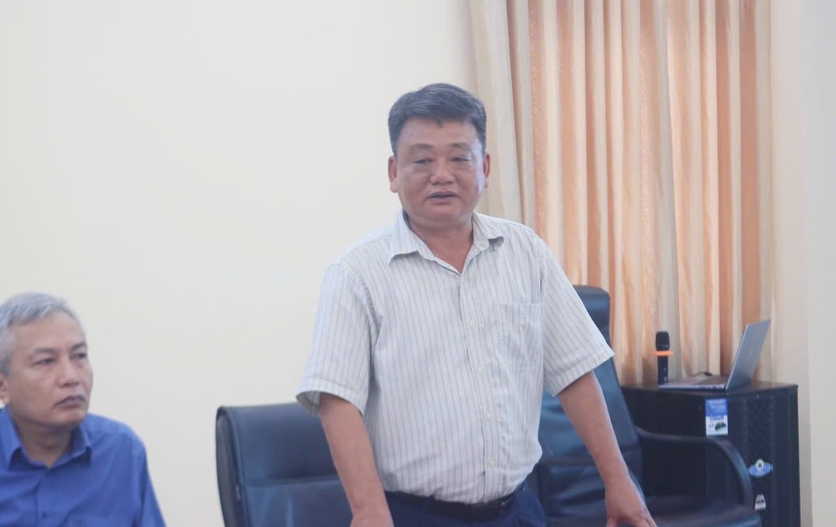 Ông Đinh Đức Anh - Giám đốc Trung tâm Phân tích và Kiểm định địa chất tiếp thu ý kiến của Phó Cục trưởng Trần Phương. Ảnh: Mai Đan.