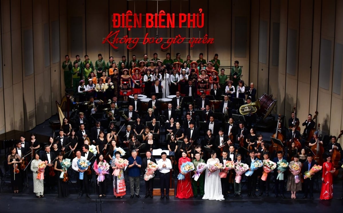 Nhạc trưởng Lê Phi Phi đã từng tham gia chỉ huy dàn nhạc của nhiều chương trình chào mừng các sự kiện trọng đại của đất nước, trong đó có trình diễn các sáng tác của nhạc sĩ Hoàng Vân. Trong ảnh là Đại tướng Tô Lâm (khi đang là Bộ trưởng Bộ Công an) và Bộ trưởng Bộ Quốc phòng - Đại tướng Phan Văn Giang tặng hoa Nhạc trưởng Lê Phi Phi và các nghệ sĩ trong chương trình hòa nhạc đặc biệt 'Điện Biên Phủ - không bao giờ quên' (tháng 5/2024). Ảnh: GĐCC. Nhạc trưởng Lê Phi Phi đã từng tham gia chỉ huy dàn nhạc của nhiều chương trình chào mừng các sự kiện trọng đại của đất nước, trong đó có trình diễn các sáng tác của nhạc sĩ Hoàng Vân. Trong ảnh là Đại tướng Tô Lâm (khi đang là Bộ trưởng Bộ Công an) và Bộ trưởng Bộ Quốc phòng - Đại tướng Phan Văn Giang tặng hoa Nhạc trưởng Lê Phi Phi và các nghệ sĩ trong chương trình hòa nhạc đặc biệt 'Điện Biên Phủ - không bao giờ quên' (tháng 5/2024). Ảnh: GĐCC.