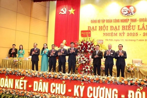 Phó Thủ tướng Hồ Đức Phớc tặng hoa chúc mừng Đại hội. Ảnh: TKV 