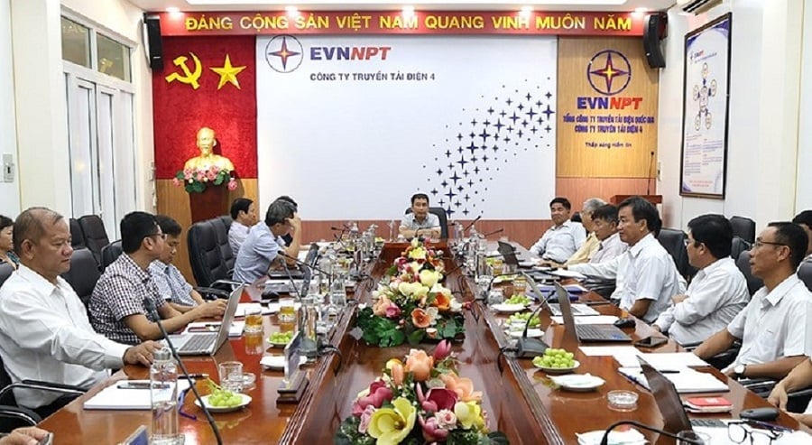 Bí thư Đảng ủy, Chủ tịch HĐTV EVNNPT Nguyễn Tuấn Tùng chủ trì buổi làm việc với Đội Truyền tải điện Đồng Nai. Ảnh: EVNNPT.