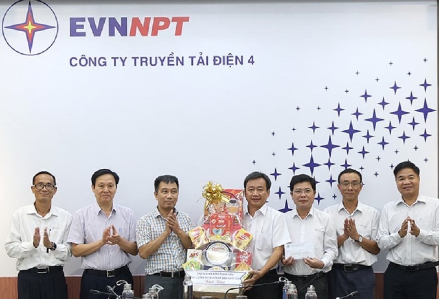 Chủ tịch HĐTV EVNNPT Nguyễn Tuấn Tùng và Chủ tịch Công đoàn EVNNPT Trịnh Tuấn Sơn cùng lãnh đạo PTC4 đã tặng quà, động viên người lao động Đội TTĐ Đồng Nai. Ảnh: EVNNPT.