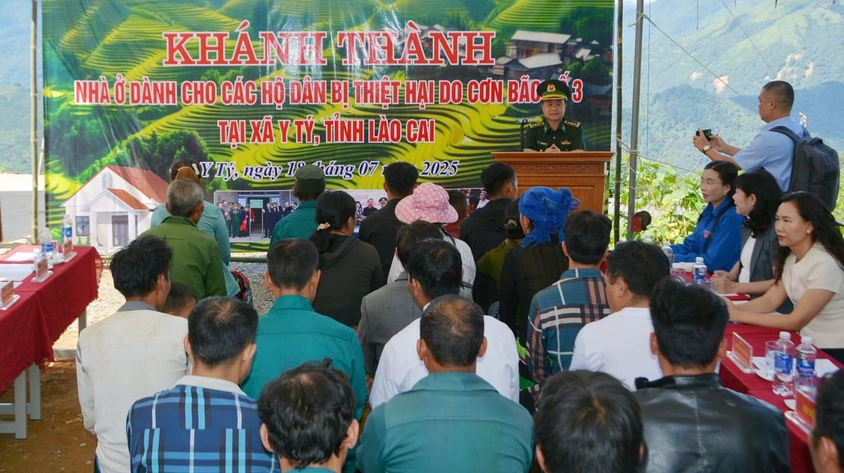 Quang cảnh lễ khánh thành và bàn giao nhà cho 28 hộ dân Y Tý, Lào Cai sau trận lũ lịch sử. Ảnh: Trung Dũng. Quang cảnh lễ khánh thành và bàn giao nhà cho 28 hộ dân Y Tý, Lào Cai sau trận lũ lịch sử. Ảnh: Trung Dũng.