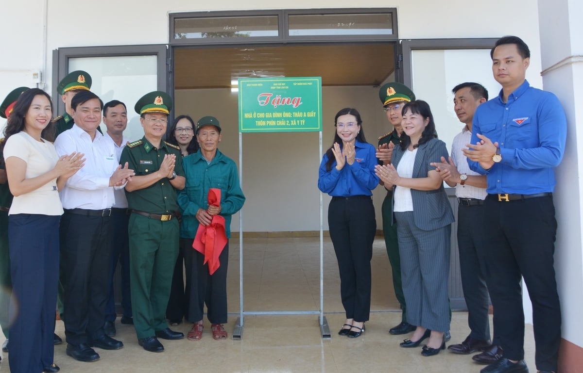 28 mái ấm tình nghĩa đã đến với đồng bào bị sập nhà do bão số 3 ở Y Tý, Lào Cai. Ảnh: Trung Dũng. 28 mái ấm tình nghĩa đã đến với đồng bào bị sập nhà do bão số 3 ở Y Tý, Lào Cai. Ảnh: Trung Dũng.