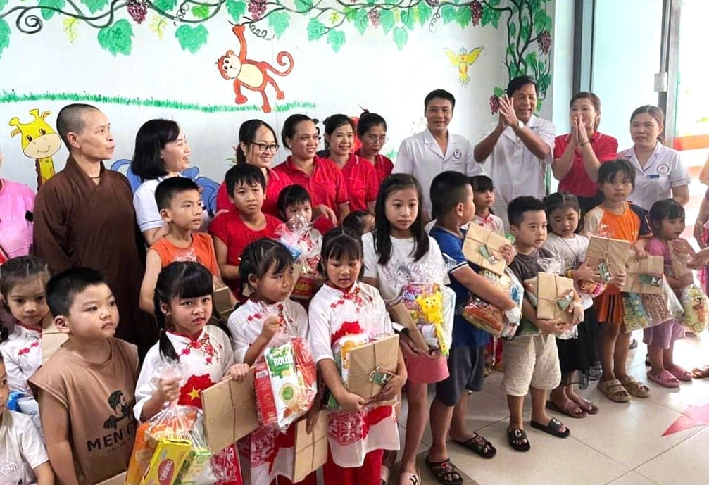 Vốn xuất thân là một bác sĩ chuyên khoa Nhi, bác sĩ Tùng luôn dành tình cảm đặc biệt cho những bệnh nhân nhỏ tuổi. Ảnh: Bệnh viện Đa khoa Nông nghiệp.