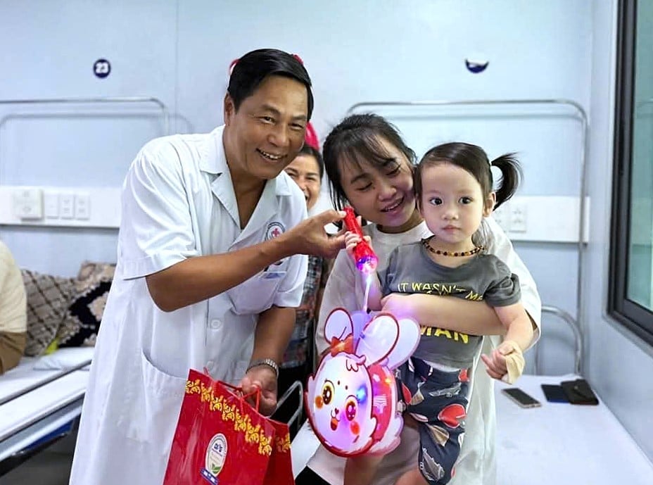 Bác sĩ Hà Hữu Tùng tặng quà cho một bệnh nhi. Ảnh: Bệnh viện Đa khoa Nông nghiệp.