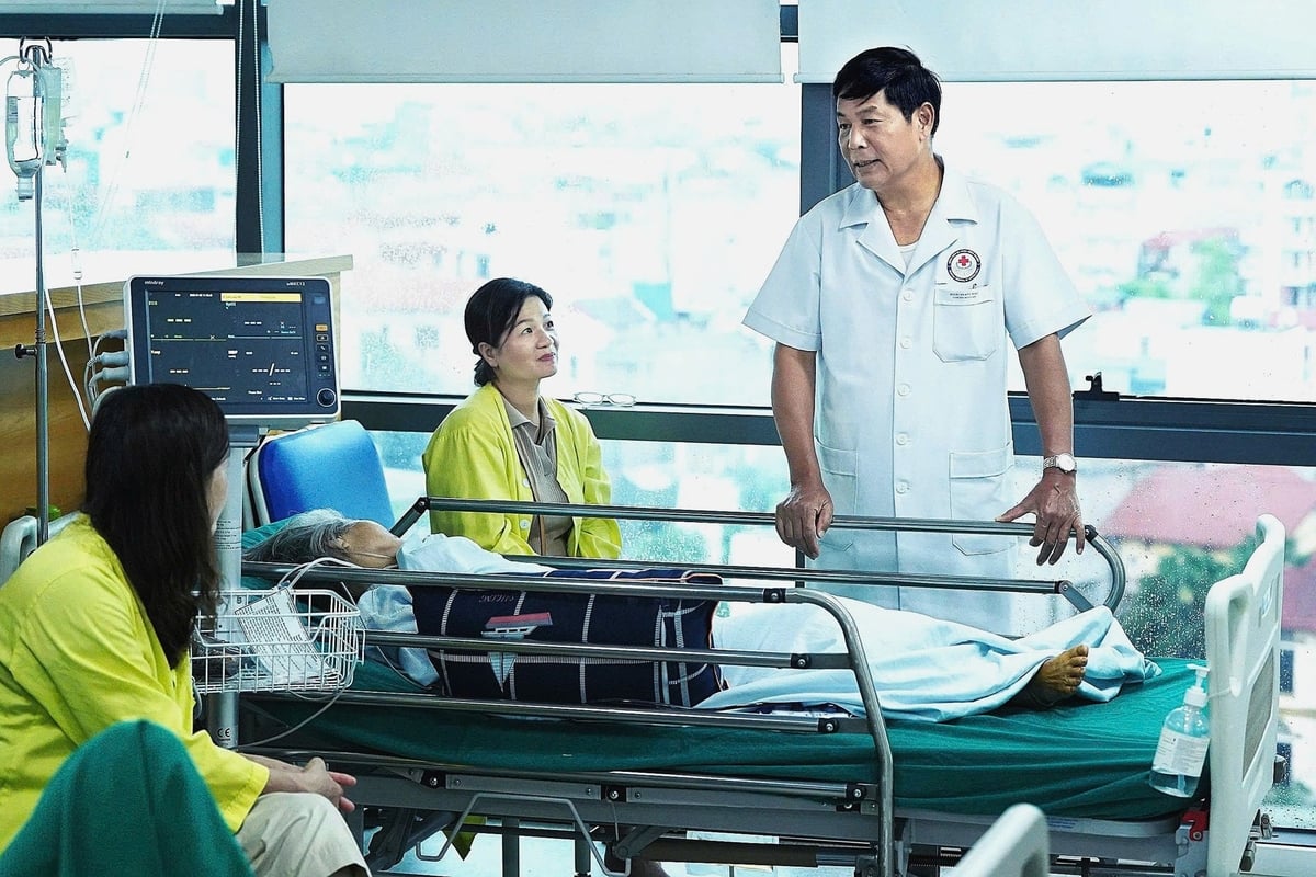 Bác sĩ Hà Hữu Tùng hỏi thăm tình hình sức khỏe bệnh nhân. Ảnh: Bảo Thắng.