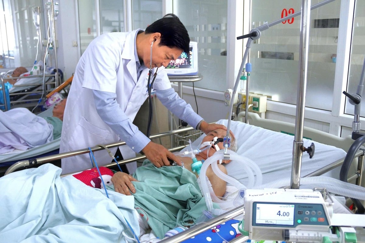 Với người thầy thuốc, việc kéo bệnh nhân về với cuộc sống từ lằn ranh sinh tử luôn là điều ám ảnh họ cả đời. Ảnh: Phạm Hiếu.