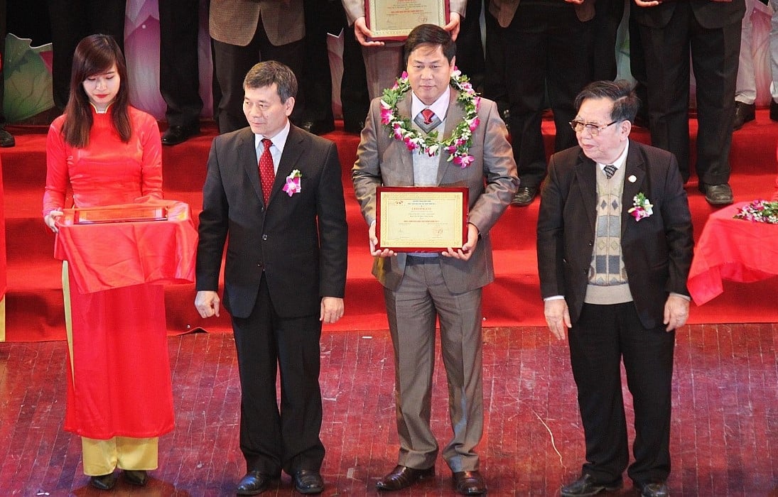 Bác sĩ Hà Hữu Tùng nhận giải thưởng Nhà Lãnh đạo giỏi Việt Nam năm 2014. Ảnh: Bệnh viện Đa khoa Nông nghiệp.