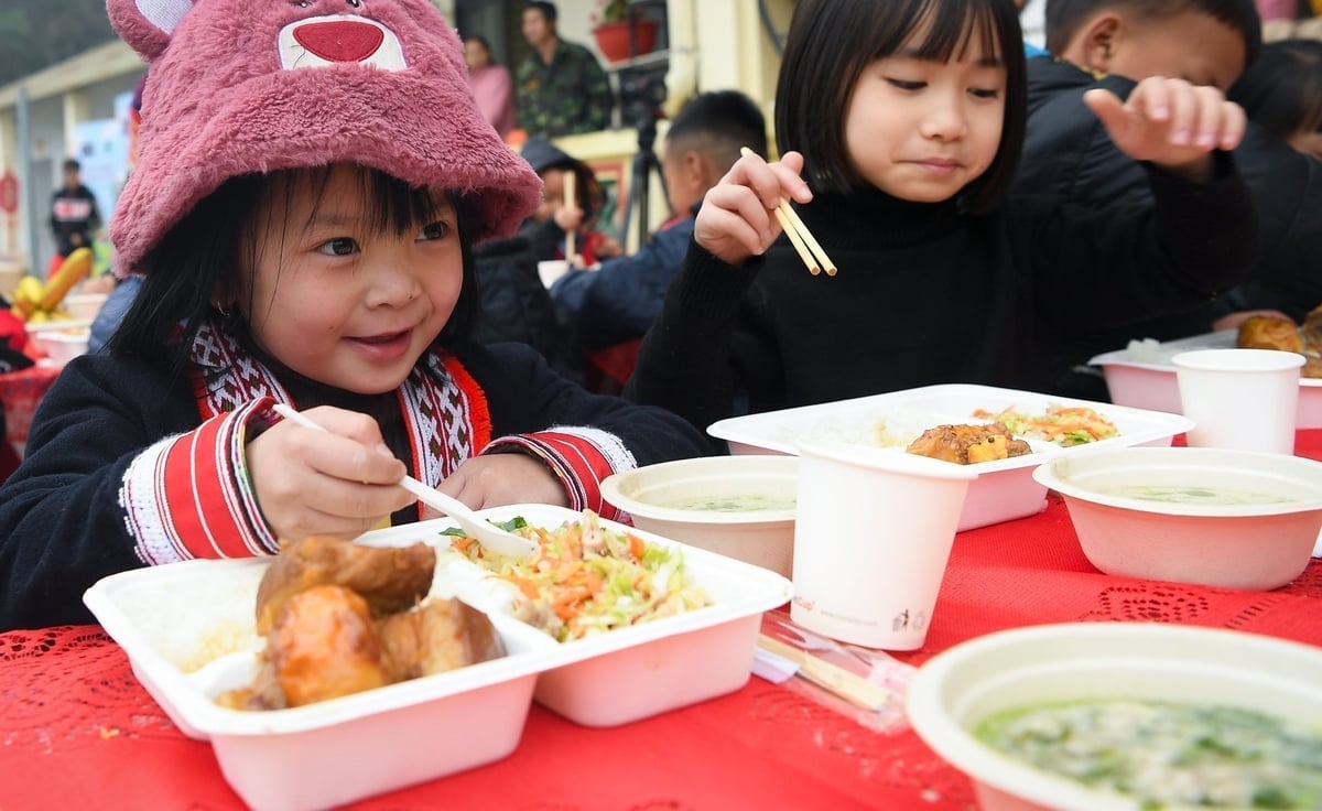 The program 'One million meals with meat' is carried out by CHIN-SU in collaboration with the Upland Poor Students Fund. Photo: MS.