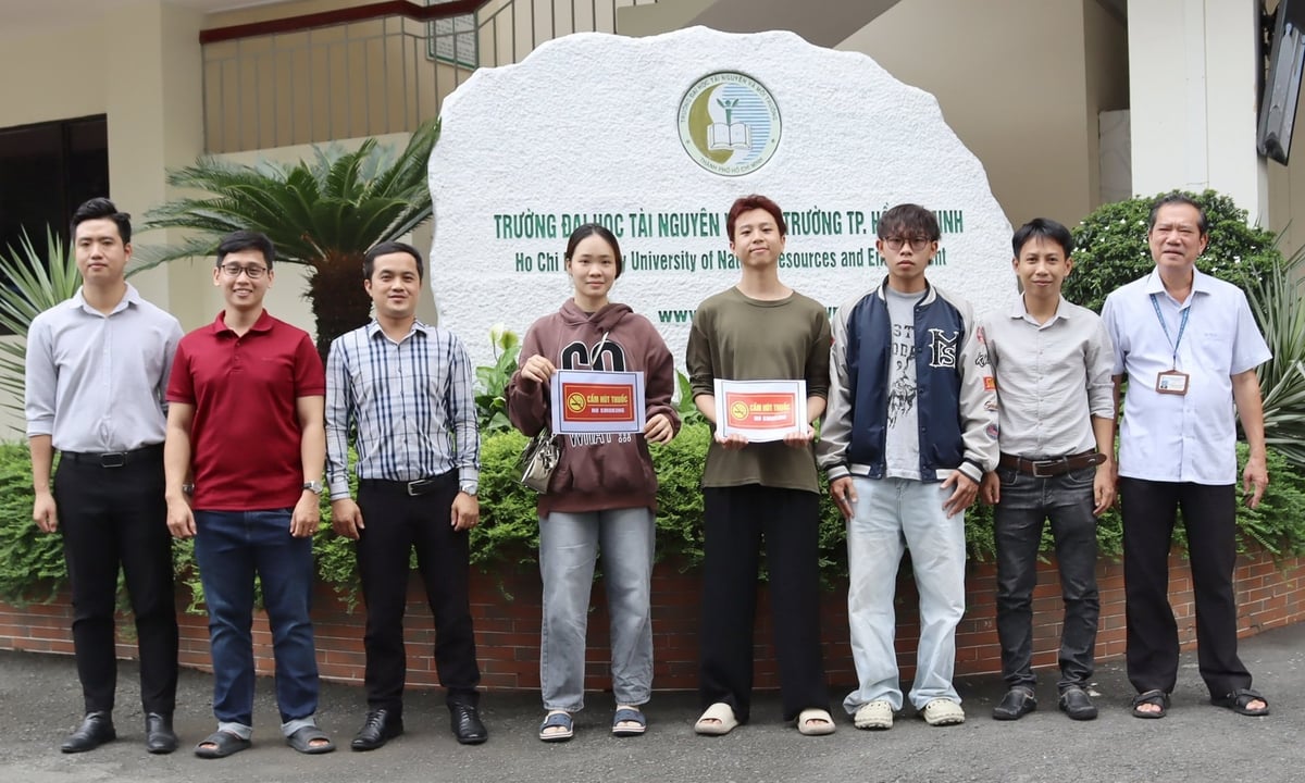 Cán bộ, Đoàn Thanh niên, sinh viên Nhà trường chung tay xây dựng cơ sở giáo dục đại học không khói thuốc. Ảnh: Tường Tú.