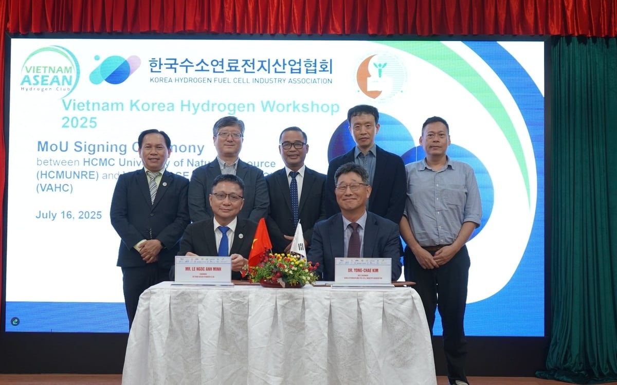 Đại diện Trường Đại học Tài nguyên và Môi trường TP HCM và Câu lạc bộ Hydro ASEAN Việt Nam ký kết Biên bản ghi nhớ hợp tác, đặt nền móng cho các hoạt động nghiên cứu, chuyển giao công nghệ và phát triển hydro xanh. Ảnh: Đại học Tài nguyên và Môi trường TP HCM. Đại diện Trường Đại học Tài nguyên và Môi trường TP HCM và Câu lạc bộ Hydro ASEAN Việt Nam ký kết Biên bản ghi nhớ hợp tác, đặt nền móng cho các hoạt động nghiên cứu, chuyển giao công nghệ và phát triển hydro xanh. Ảnh: Đại học Tài nguyên và Môi trường TP HCM.