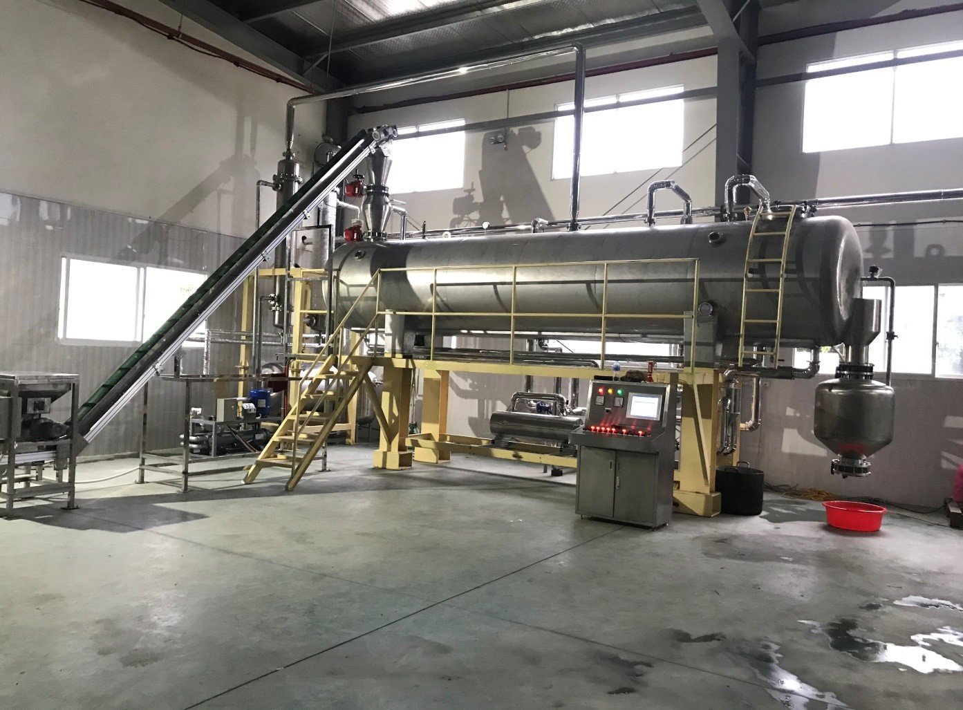 Continuous vacuum frying system with automatic control, capacity of 200–300 kg/hour. Photo: VIAEP.