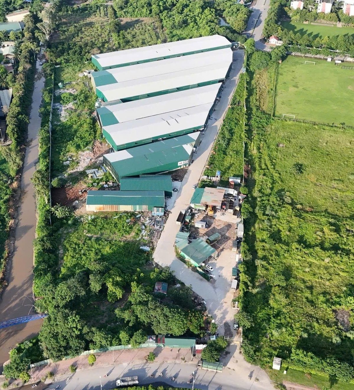 Ai tiếp tay cho loạt kho xưởng trái phép mọc trên đất dự án. Ảnh: Sơn Dũng. Ai tiếp tay cho loạt kho xưởng trái phép mọc trên đất dự án. Ảnh: Sơn Dũng.