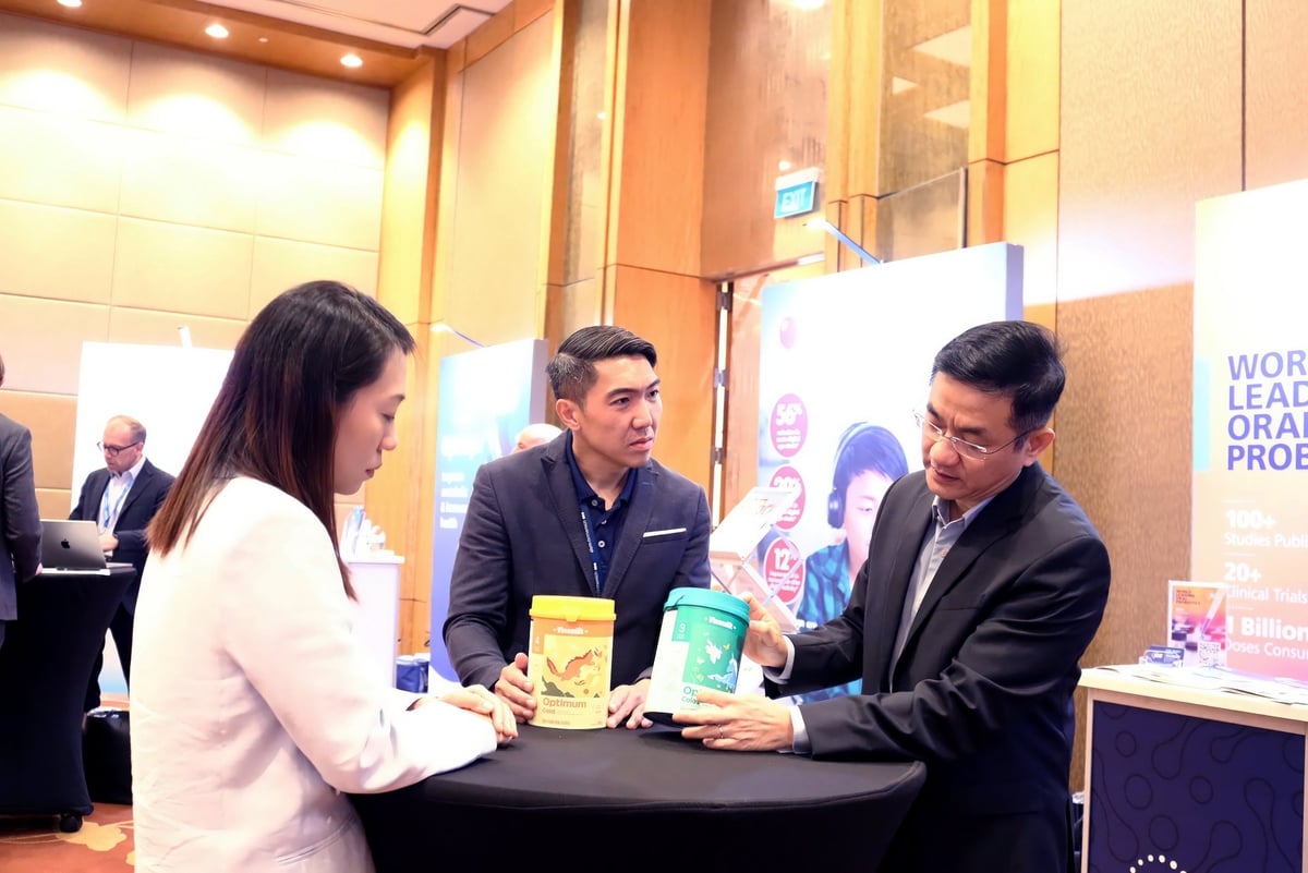 Ông Nguyễn Quang Trí, Giám đốc điều hành Marketing Vinamilk (ngoài cùng bên phải) chia sẻ về đột phá 6 HMO với các khách mời tại Diễn đàn Phát triển Châu Á 2025. Ảnh: Hồng Nhân. Ông Nguyễn Quang Trí, Giám đốc điều hành Marketing Vinamilk (ngoài cùng bên phải) chia sẻ về đột phá 6 HMO với các khách mời tại Diễn đàn Phát triển Châu Á 2025. Ảnh: Hồng Nhân.