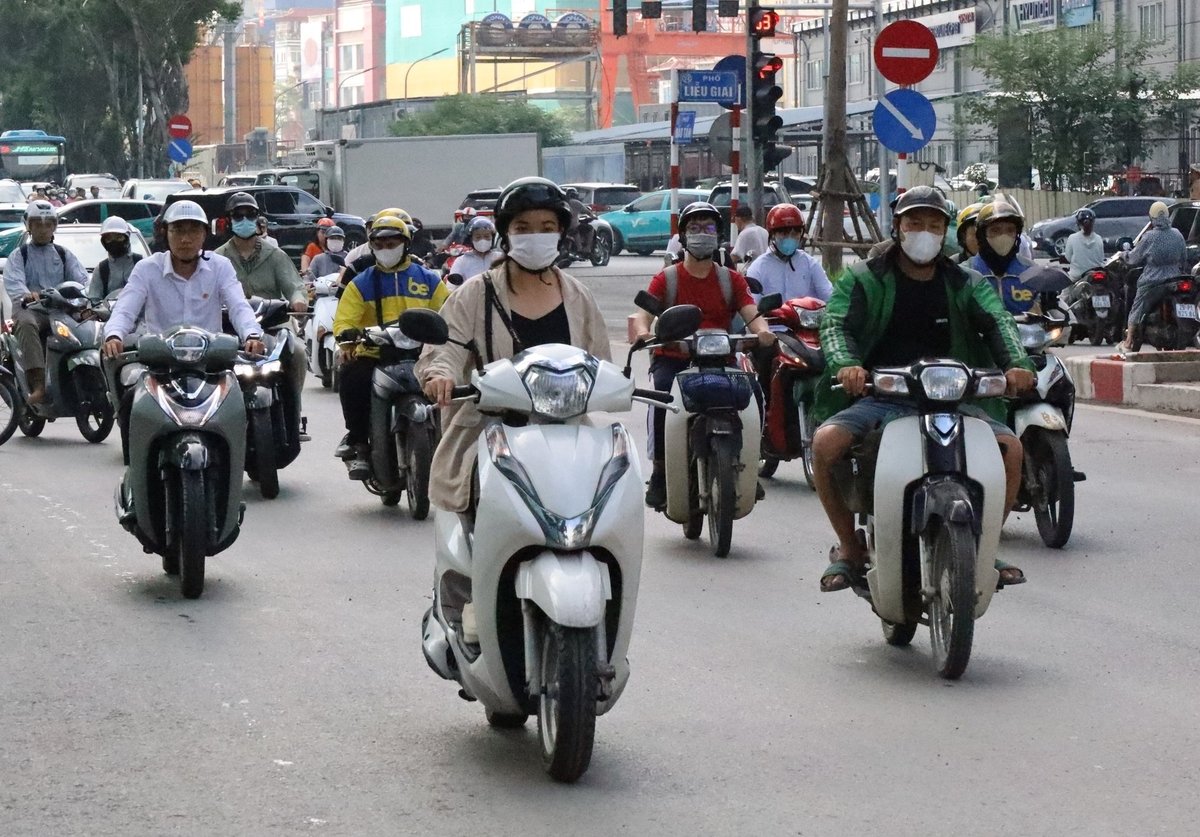 Thành phố đã yêu cầu các đơn vị liên quan khẩn trương chuẩn bị điều kiện để đến 1/7/2026 có thể cấm hoàn toàn xe máy xăng lưu thông trong khu vực vành đai 1. Ảnh: Hoàng Hiền. Thành phố đã yêu cầu các đơn vị liên quan khẩn trương chuẩn bị điều kiện để đến 1/7/2026 có thể cấm hoàn toàn xe máy xăng lưu thông trong khu vực vành đai 1. Ảnh: Hoàng Hiền.