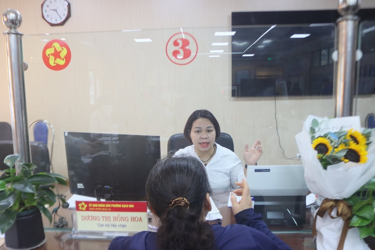 Những ngày đầu vận hành theo mô hình chính quyền địa phương hai cấp, cán bộ hành chính công phường Bạch Mai, thành phố Hà Nội niềm nở với người dân, tiếp nhận hồ sơ nhanh. Ảnh: Mai Đan. Những ngày đầu vận hành theo mô hình chính quyền địa phương hai cấp, cán bộ hành chính công phường Bạch Mai, thành phố Hà Nội niềm nở với người dân, tiếp nhận hồ sơ nhanh. Ảnh: Mai Đan.